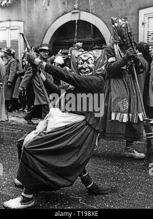 Karneval, Wolfach Fasnet, Fastnacht Prozession, Wolfach im Schwarzwald, Telecast "zur Altweibermuehle", SWF, 23.2.1963, Additional-Rights - Clearance-Info - Not-Available Stockfoto