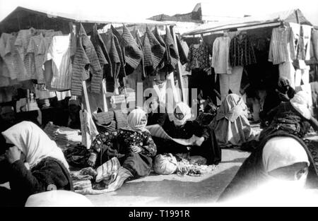 Geographie/Reisen historische, Albanien, Städte und Gemeinden, Tirana, Märkte, Bekleidung Händler auf dem Marktplatz, 1930er Jahre, Additional-Rights - Clearance-Info - Not-Available Stockfoto