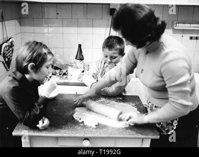 Haushalt, Kochen und Backen, zwei Kinder beobachten ihre Mutter die Einführung der Paste für Weihnachtsgebäck, 1970, Additional-Rights - Clearance-Info - Not-Available Stockfoto