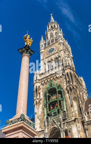 Das Münchner Glockenspiel mit wunderschönen blauen Himmel Stockfoto