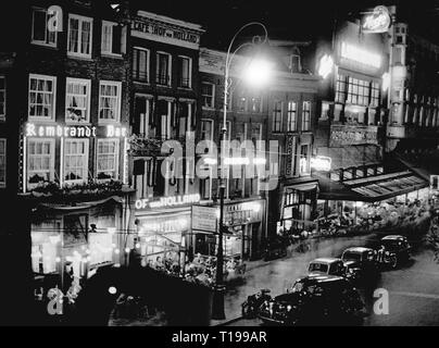 Geographie/Reisen, Niederlande, Amsterdam, Quadrat, Rembrandtplein, nachts, 1950er Jahre, Nachtaufnahme, Nächte, Gebäude, Gebäude, Fassade, Fassaden, Gastronomie, Cafe, Cafes, Straße, Lampe, Straße, Lampe, Laterne, Laternen, Straßenlaternen, Straßenlaternen, Laterne, Lampe, Laternen, Lampen, Leuchtreklame, Leuchtreklame, Neon signs, Straße, Straßen, Auto, Autos, Holland, Benelux, Benelux Länder, Benelux, Benelux Länder, Benelux Staaten, Westeuropa, Europa, Architektur, Bar, Bars, Pubs, Kneipen, Taverne, Tavernen, Quadrat, Quadrat, Nacht, durch nahe, Additional-Rights - Clearance-Info - Not-Available Stockfoto