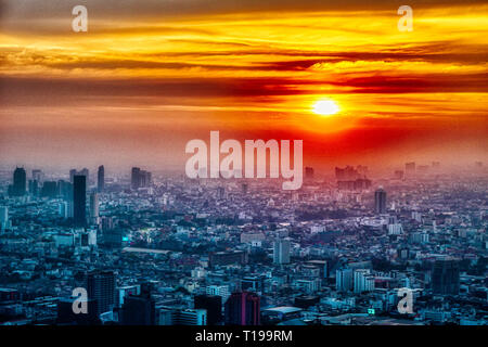 Dieses einzigartige Foto zeigt den spektakulären Sonnenuntergang in Bangkok, Thailand. Sie können sehen, wie sich die Stadt in der Abendsonne leuchtet mit einer großen Wolke Stockfoto