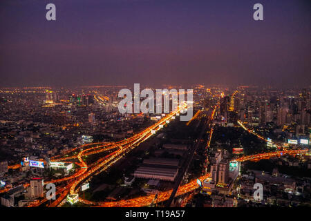 Dieses einzigartige Foto zeigt die spektakulären Bangkok bei Nacht. Sie können sehen, wie sich die Stadt in der Abendsonne leuchtet mit einer großen Wolke Stockfoto