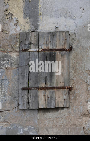 Alte kleine Holz- Verschluss in einem alten Haus in Bonny-sur-Loire, Frankreich. Stockfoto