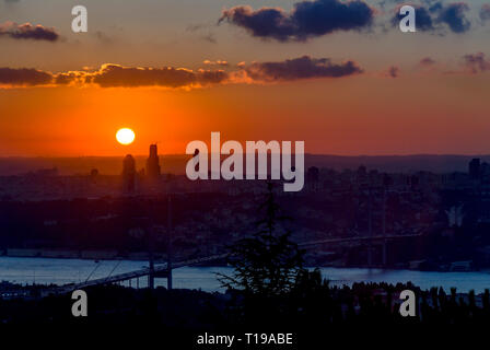 Istanbul, Türkei, 23. Juli 2006: Bosporus Sonnenuntergang Stockfoto