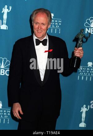 LOS ANGELES, Ca. Februar 23, 1997: 3 Rock aus der Sun Star John LITHGOW mit seinem Screen Actors Guild Award Lieblingsschauspieler in einer TV-Comedy-serie. Pix: Paul Smith Stockfoto