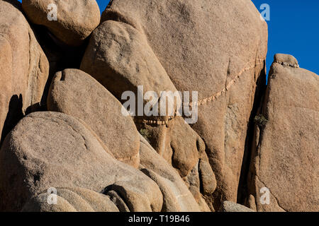 Die Granitfelsen kommen in vielen unglaublichen Formen - Joshua Tree National Park, Kalifornien Stockfoto