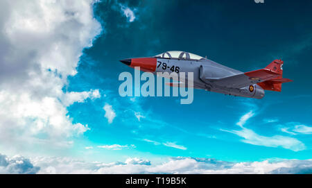 Moderne Militär Jet fighter Flugzeug fliegen über den Wolken. Stockfoto