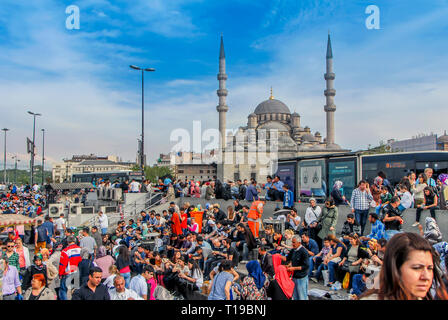 Istanbul, Türkei, 3. Mai 2014: Menschen essen Fisch Brot, Yeni Moschee, Eminonu Stockfoto