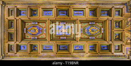 Kassettendecke Gewölbe in der Kirche von San Girolamo della Carità in Rom, Italien. Stockfoto