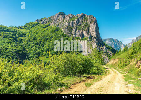 Frühling in Alba land rumänien. wunderbar sonniger Tag in bergiger Landschaft. Straße Wicklung in der Schlucht mit Klippen in der Ferne unter Th Stockfoto