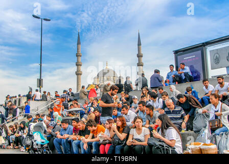 Istanbul, Türkei, 3. Mai 2014: Menschen essen Fisch Brot, Yeni Moschee, Eminonu Stockfoto