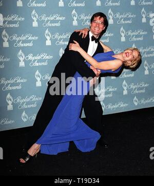 LOS ANGELES, Ca - 11. Januar 1998: 'Dharma & Greg' stars THOMAS GIBSON & JENNA ELFMAN an der People's Choice Awards in Los Angeles, wo ihre Serie der Favorit Neue TV Comedy Serie Award gewonnen. Stockfoto