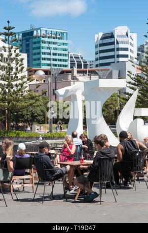 Menschen an einer im Cafe sitzen, Auckland, Neuseeland Stockfoto