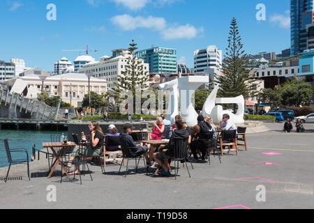 Menschen an einer im Cafe sitzen, Auckland, Neuseeland Stockfoto