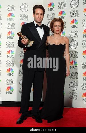 LOS ANGELES, Ca - 18. Januar 1998: 'X-Files' stars David Duchovny und Gillian Anderson bei den Golden Globe Awards, wo Ihre show Beste TV Drama Series gewonnen. Stockfoto