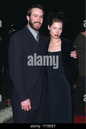 LOS ANGELES, Ca - 18. Februar 1998: Schauspieler Jason Lee & Frau Carmen an der Premiere seines neuen Films, "Kissing A Fool". Stockfoto