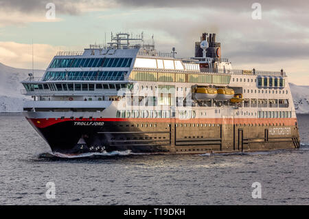 Die hurtigruten Kreuzfahrtschiff Trollfjord aus Norwegen, mit der die Fluggäste auf Reisen auf und ab die norwegischen Fjorde. Stockfoto