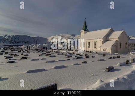 Die Pfarrkirche von Honningsvag in Norwegen, im Winter. Stockfoto