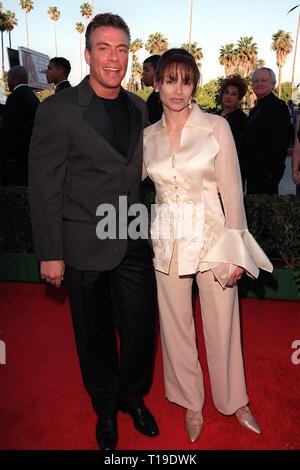 LOS ANGELES, Ca - 10. März 1998: Schauspieler Jean Claude Van Damme & Frau Gladys Portugues an den Blockbuster Entertainment Awards in Hollywood. Stockfoto