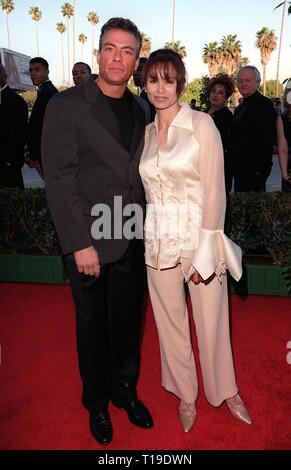 LOS ANGELES, Ca - 10. März 1998: Schauspieler Jean Claude Van Damme & Frau Gladys Portugues an den Blockbuster Entertainment Awards in Hollywood. Stockfoto