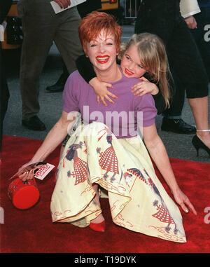 LOS ANGELES, Ca - 15. März 1998: "Titanic" star Frances Fisher mit ihrer Tochter Francesca EASTWOOD am 20. Jahrestag re-Premiere von 'Fett' bei Mann's Chinese Theater, Hollywood. Stockfoto