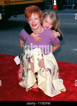 LOS ANGELES, Ca - 15. März 1998: "Titanic" star Frances Fisher mit ihrer Tochter Francesca EASTWOOD am 20. Jahrestag re-Premiere von 'Fett' bei Mann's Chinese Theater, Hollywood. Stockfoto