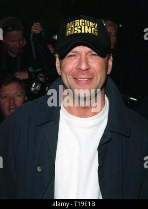 LOS ANGELES, Ca - April 1, 1998: Schauspieler Bruce Willis bei der Premiere seines neuen Films, 'Mercury Steigende, 'an der Akademie Theater in Beverly Hills. Stockfoto