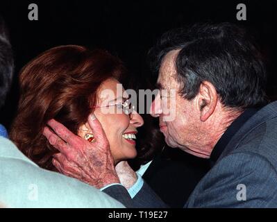 LOS ANGELES, Ca - April 6, 1998: Schauspieler Walter Matthau & Schauspielerin Sophia Loren bei der Premiere seines neuen Films, "The Odd Couple II" in Hollywood. Stockfoto