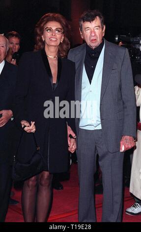 LOS ANGELES, Ca - April 6, 1998: Schauspieler Walter Matthau & Schauspielerin Sophia Loren bei der Premiere seines neuen Films, "The Odd Couple II" in Hollywood. Stockfoto