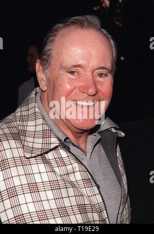 LOS ANGELES, Ca - April 6, 1998: Schauspieler Jack Lemmon bei der Premiere seines neuen Films, "The Odd Couple II" in Hollywood. Stockfoto