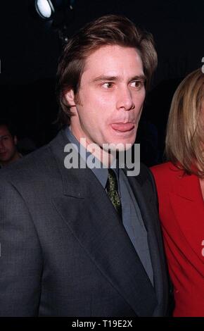 LOS ANGELES, Ca - April 8, 1998: Schauspieler Jim Carrey bei der Weltpremiere von "Stadt der Engel", "die Sterne Nicolas Cage und Meg Ryan. Stockfoto