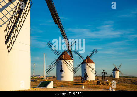 Windmühlen in der Mota del Cuervo mit Don Quixote (Cuenca, Spanien) Stockfoto