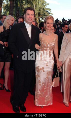 CANNES, Frankreich - 13. Mai 1998: Schauspieler John TRAVOLTA & Schauspielerin Frau Kelly Preston bei der Premiere von "Primary Colors", die das 51. Festival von Cannes eröffnet. Stockfoto