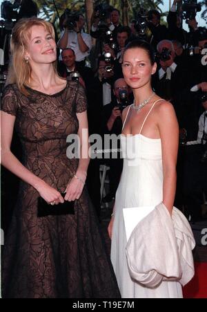 CANNES, Frankreich - 13. Mai 1998: Supermodels Claudia Schiffer & Kate Moss bei der Premiere von "Primary Colors", die das 51. Festival von Cannes eröffnet. Stockfoto