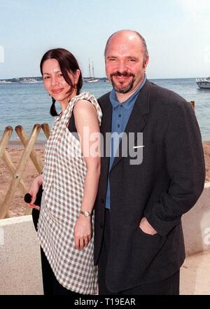 CANNES, Frankreich - 17. Mai 1998: Anthony Minghella & Frau an Miramax Films Partei beim Filmfestival in Cannes. Stockfoto