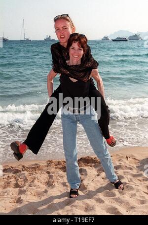 CANNES, Frankreich - 20. Mai 1998: Schauspielerinnen Ally Sheedy (rechts) und Radha Mitchell beim Filmfestival in Cannes ihren neuen Film "High Art" zu fördern. Stockfoto