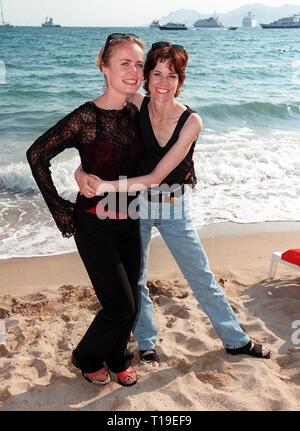 CANNES, Frankreich - 20. Mai 1998: Schauspielerinnen Ally Sheedy (rechts) und Radha Mitchell beim Filmfestival in Cannes ihren neuen Film "High Art" zu fördern. Stockfoto