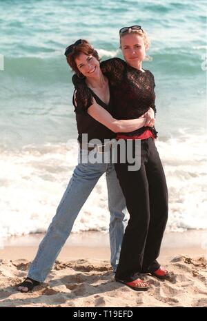 CANNES, Frankreich - 20. Mai 1998: Schauspielerinnen Ally Sheedy (rechts) und Radha Mitchell beim Filmfestival in Cannes ihren neuen Film "High Art" zu fördern. Stockfoto