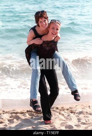 CANNES, Frankreich - 20. Mai 1998: Schauspielerinnen Ally Sheedy (rechts) und Radha Mitchell beim Filmfestival in Cannes ihren neuen Film "High Art" zu fördern. Stockfoto