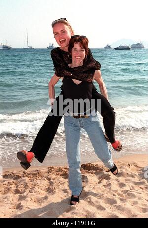 CANNES, Frankreich - 20. Mai 1998: Schauspielerinnen Ally Sheedy (rechts) und Radha Mitchell beim Filmfestival in Cannes ihren neuen Film "High Art" zu fördern. Stockfoto