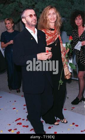 CANNES, Frankreich - 21. Mai 1998: Der ehemalige Beatle Ringo Starr & Schauspielerin Frau Barbara Bach bei der AmFAR Cinema Against AIDS Gala im Moulin de Mougins, Frankreich. Stockfoto