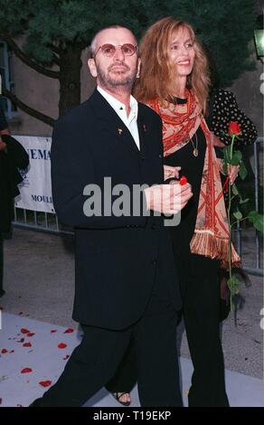 CANNES, Frankreich - 21. Mai 1998: Der ehemalige Beatle Ringo Starr & Schauspielerin Frau Barbara Bach bei der AmFAR Cinema Against AIDS Gala im Moulin de Mougins, Frankreich. Stockfoto