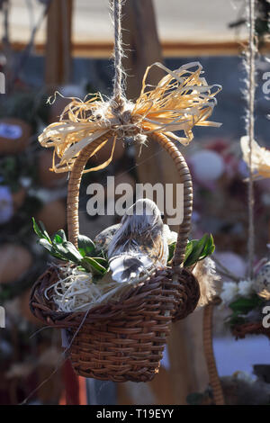 Bird's Nest, das Symbol der Frühling und Ostern. Das Gatter, verziert mit kleinen Figürchen der Vogel, ein paar Eier und ein paar Echte Vogelfedern. An ein Stockfoto