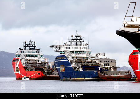 Zwei AHTS Anchor Handling Tug Supply vessesl Normand Drott und KL Saltfjord an skolten Terminal festgemacht, der Hafen von Bergen, Norwegen. Stockfoto