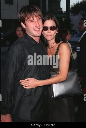 LOS ANGELES, Ca - 29. Juli 1998: Freunde Stern Courtney Cox & Schauspieler Freund David Arquette im Rahmen der Weltpremiere in Los Angeles, der "Je nachdem", welche stars Drew Barrymore. Stockfoto