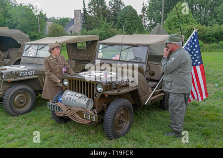 Ein Willys MB Jeep Teil des D-Day 70-Jähriges Jubiläum Veranstaltungen, Re-enactors und Fahrzeug zeigt in Sainte-Mère-Église, Normandie, Frankreich im Juni 2014. Stockfoto