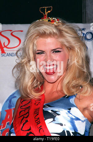 LOS ANGELES, Ca - 13. August 1998: Das ehemalige Playboy Playmate des Jahres ANNA NICOLE SMITH auf der Pressekonferenz im Planet Hollywood Beverly Hills zu den Sternen gegen Skandale Stiftung starten. SASS war zu Berühmtheiten in öffentliche Skandale verwickelt. Stockfoto