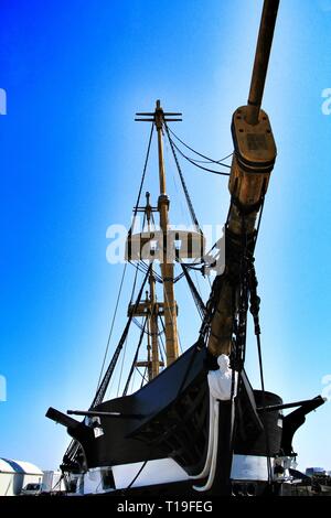 Lissabon, Almada - März 19, 2019: Dom Fernando II. e Gloria, eine antike Fregatte der Portugiesischen Marine in Almada Port an einem sonnigen Tag der Frühling Stockfoto