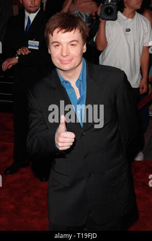 LOS ANGELES, Ca - 24. August 1998: Schauspieler Mike Myers im Rahmen der Weltpremiere in Hollywood, seines neuen Films "54." Er Sterne in den Film mit Salma Hayek, Neve Campbell & Ryan Phillipe. Stockfoto